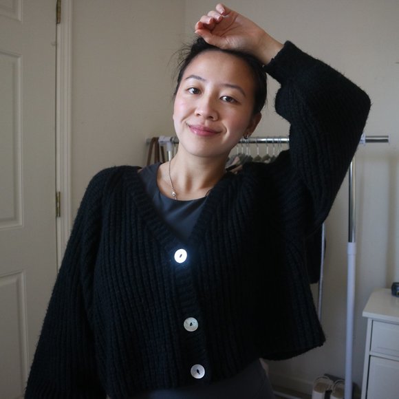 BLACK CROPPED KNIT CARDIGAN (LIKE PRETTY NEW) - Picture 5 of 5